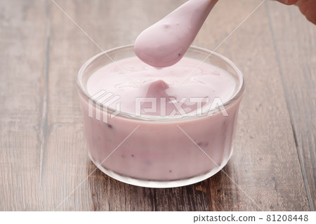 Blueberry yogurt, spoon Blueberry yogurt, spoon 81208448