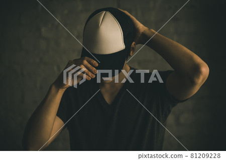 穿著T恤和帽子的男人 81209228