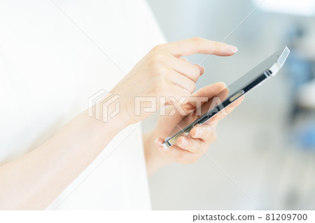 Close-up of young women operating smartphones Shooting cooperation: Japanese language school attached to Chuo College of Technology 81209700