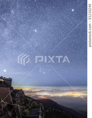 攀登富士山!來自原七站山口山莊,完美的星空和夜景(靜岡縣富士宮市)*作品評論區拍攝位置 攀登富士山!來自原七站山口山莊,完美的星空和夜景(靜岡縣富士宮市)*作品評論區拍攝位置 81210246