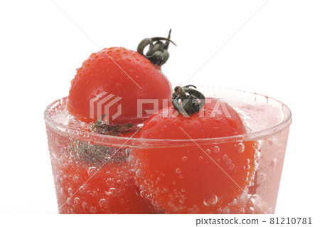 玻璃杯中的迷你西紅柿和蘇打水 玻璃杯中的迷你西紅柿和蘇打水 81210781
