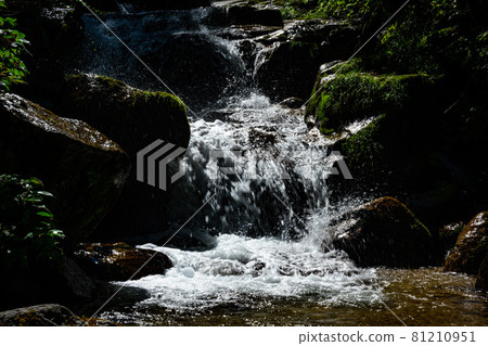 Hiraya Otaki where you can feel the famous waterfall and splash of Hiraya, Nagano Prefecture up close Hiraya Otaki where you can feel the famous waterfall and splash of Hiraya, Nagano Prefecture up close 81210951
