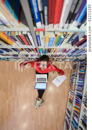 the students uses a notebook, laptop and a school library the students uses a notebook, laptop and a school library 81211285