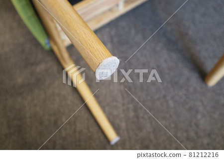 氈墊附在椅子上以防止劃傷 81212216