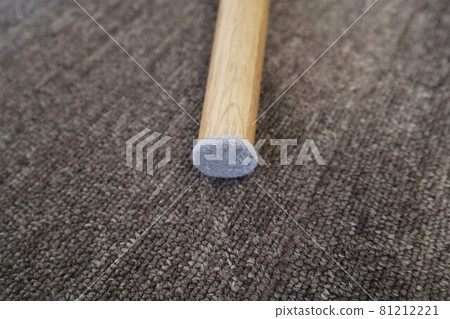 Scratch-proof felt pad that is convenient to attach to the legs of a chair 81212221