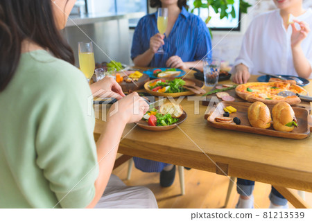 Young women eating Young women eating 81213539