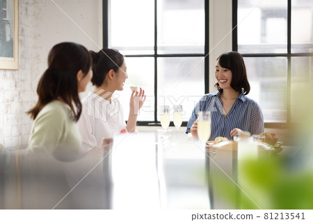 Young women eating Young women eating 81213541