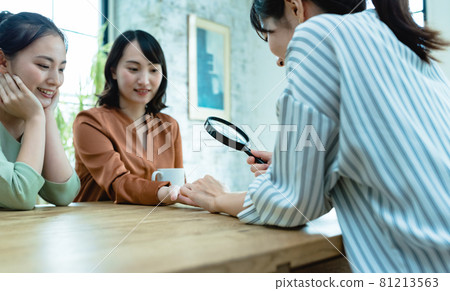 diviner, fortune teller, soothsayer 81213563