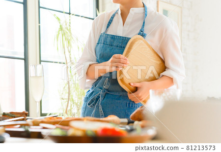 一位在餐廳兼職的女性 81213573