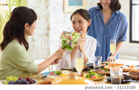 Women eating a treat 81213580