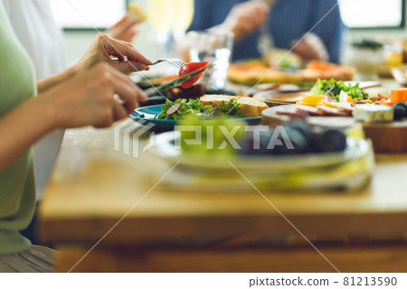 一個有趣的女孩聚會的場景 81213590