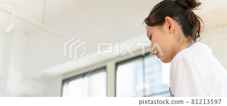 A woman working part-time at a restaurant 81213597