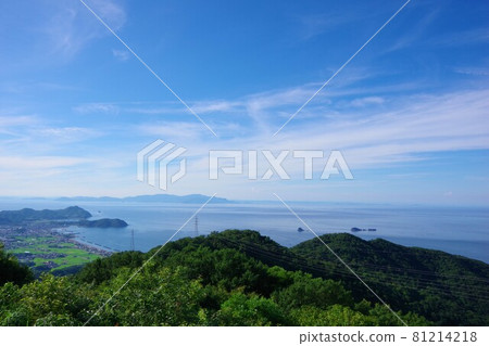 從德島縣板野町的Osaka Pass展望台眺望相生、小豆島和本州 從德島縣板野町的Osaka Pass展望台眺望相生、小豆島和本州 81214218
