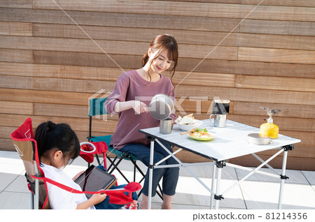Parents and children beramping on the balcony Parents and children beramping on the balcony 81214356