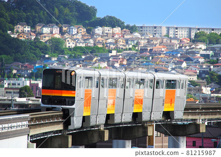 以丘陵住宅區為背景的多摩單軌列車 以丘陵住宅區為背景的多摩單軌列車 81215987