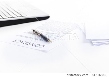 close up.pen and legal papers on the businessman's desktop 81216382