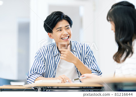 同學們在課堂上聊天拍攝合作:中央工業大學附屬日本語學校 同學們在課堂上聊天拍攝合作:中央工業大學附屬日本語學校 81216644