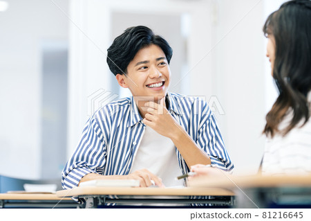 同學們在課堂上聊天拍攝合作：中央工業大學附屬日本語學校 81216645