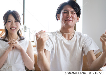 一對夫婦在家看體育比賽 81216720