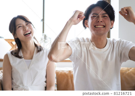 A couple watching sports at home 81216721