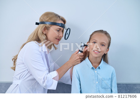 Doctor examining a pediatric patient with medical instruments Doctor examining a pediatric patient with medical instruments 81217606