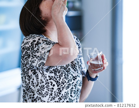 老年婦女服藥【老年生活方式】 老年婦女服藥【老年生活方式】 81217632
