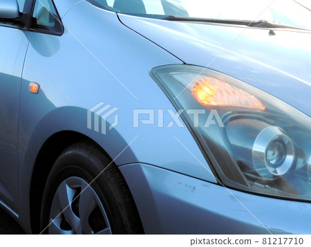 Headlamps with lit turn signals and fender side turn lamps 81217710