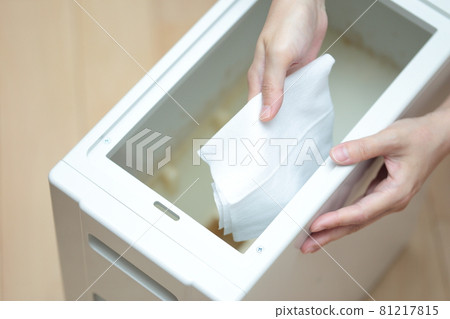 清潔米箱的家庭主婦婦女的手 81217815