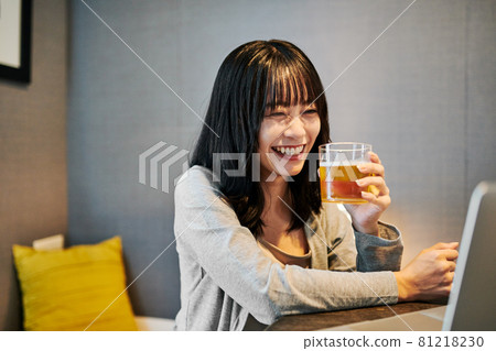 一個女人在家裡有一個在線飲酒會 81218230