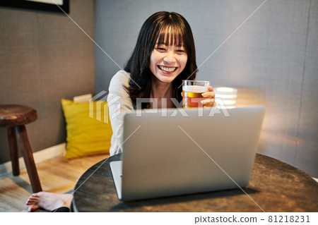 一個女人在家裡有一個在線飲酒會 一個女人在家裡有一個在線飲酒會 81218231