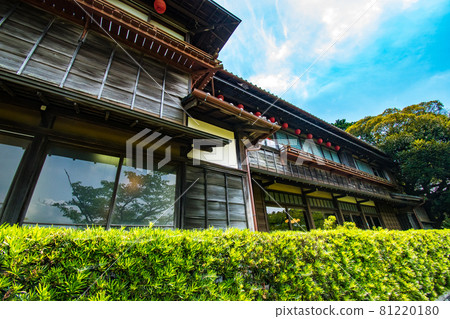 Scenery of Lake Hakkaku in Gotenike, which was built by Ieyasu Tokugawa in Togane City, Chiba Prefecture, by expanding the pond when building the Togane Palace. 81220180