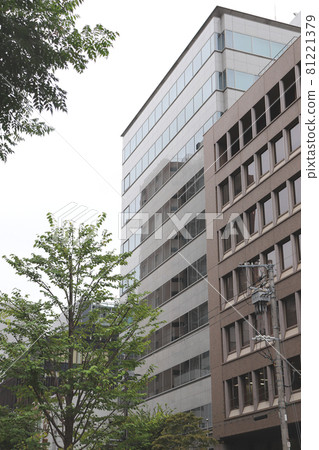 鹽野木製藥總部大樓(照片中央,大阪市中央區道所町) 鹽野木製藥總部大樓(照片中央,大阪市中央區道所町) 81221379