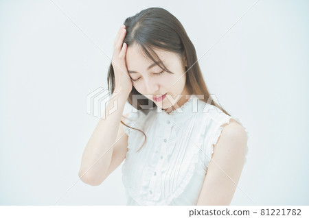 Young woman with stressed expression Young woman with stressed expression 81221782