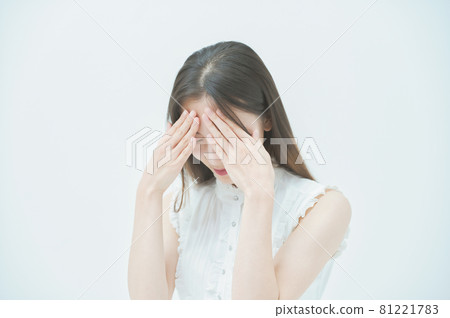 Young woman with stressed expression Young woman with stressed expression 81221783