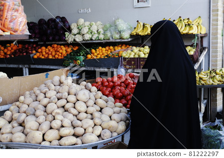 Islamic woman 81222297