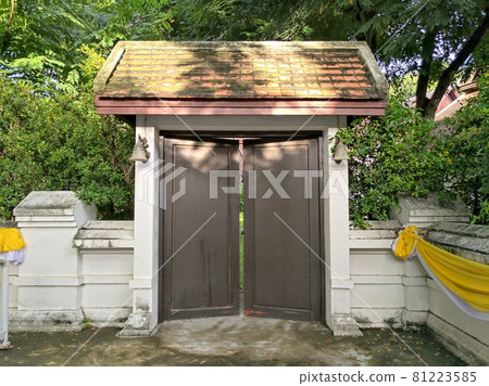 Ancient walls and old trees in chiangmai, thailand 81223585