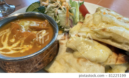 Indian curry and cheese naan Indian curry and cheese naan 81225199