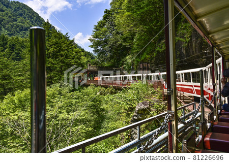 Kurobe Gorge Railway arriving at Kuronagi Station 81226696