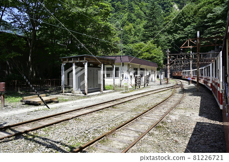 黑部峽谷鐵路穿過貓又站 81226721