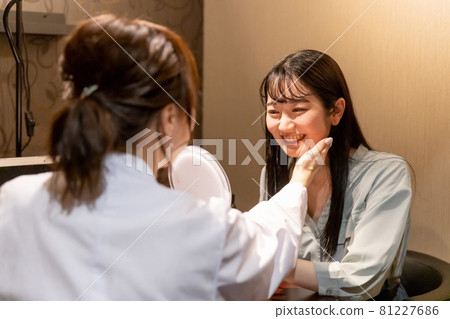 接受諮詢的女性(麵線) 接受諮詢的女性(麵線) 81227686