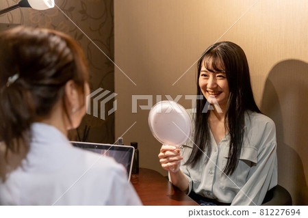 在沙龍診所接受諮詢的婦女 在沙龍診所接受諮詢的婦女 81227694
