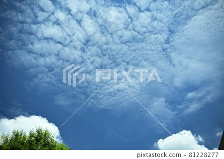 The sky changes clothes from summer to autumn a little earlier The sky changes clothes from summer to autumn a little earlier 81228277