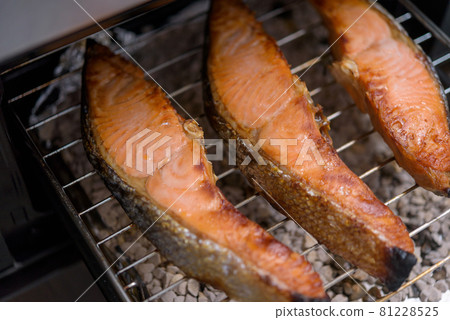 Baked sweet potato 81228525