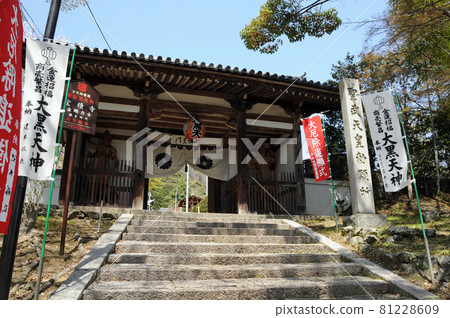 Hozumiji Temple Niomon, Oyamazaki Town, Kyoto Prefecture 81228609