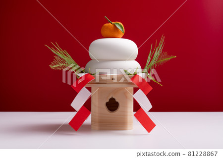 Photograph taken with Kagami mochi in the center on a red and white background, with three treasures (pedestal) 81228867