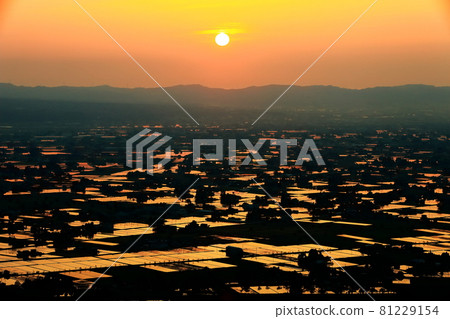 [Toyama] Evening view of scattered village 81229154
