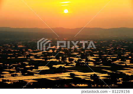 [Toyama] Evening view of scattered village 81229156