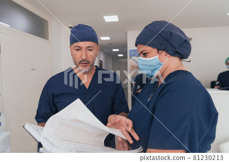 orthopedic doctor working together with his multiethnic team orthopedic doctor working together with his multiethnic team 81230213