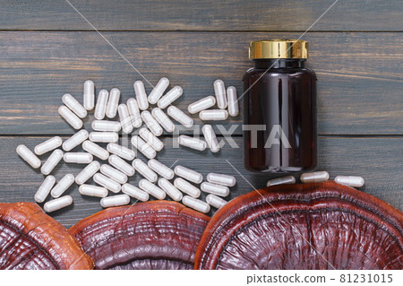 Ganoderma lucidum mushroom and capsule with bottle mockup 81231015