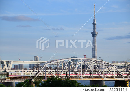 Keisei Electric Railway 3500 series crossing the Sky Tree and the retro truss bridge Keisei Electric Railway 3500 series crossing the Sky Tree and the retro truss bridge 81231114